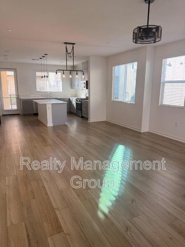 Building Photo - 5480 Shorefront Dr