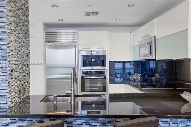 Building Photo - 17121 Collins Ave