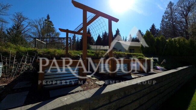 Building Photo - Gorgeous 3-Bedroom Home with 2 Bonus Rooms!