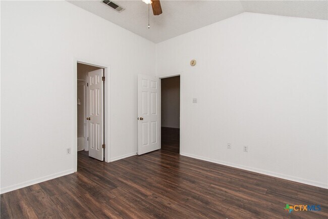 Building Photo - 214 Appaloosa Dr