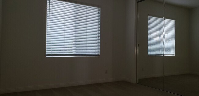 Building Photo - 70 Vía De La Valle