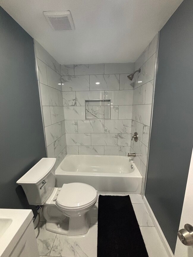 Building Photo - 2 Bedrooms plus den with 3.5 Bathrooms