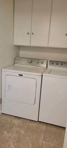 Washer/Dryer in unit - 4640 Eastbourne Bay