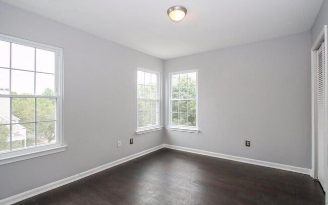 Building Photo - Beautiful 2-Level top floor condo close to...