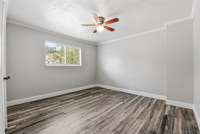 Building Photo - 1406 Grand Valley Dr