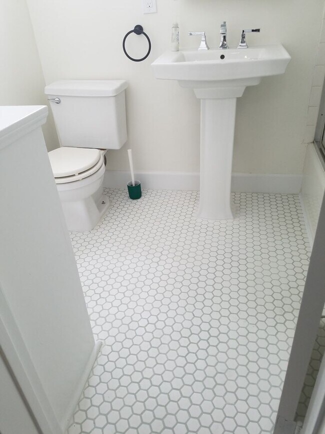 Building Photo - 412
