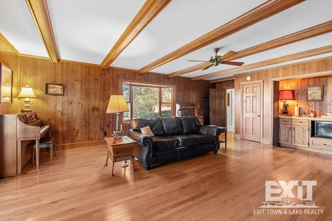 Building Photo - 3 Bedroom 2 Bathroom Home