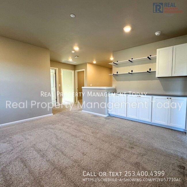 Building Photo - 3 Bedroom 2.5 Bathroom Townhouse with Gara...