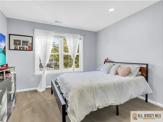 Building Photo - 1027 Waterford Dr