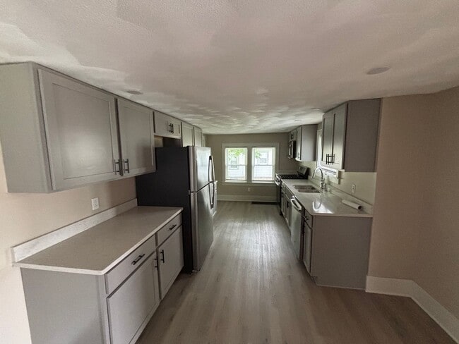Building Photo - Updated Single Family Home in Maine Endwel...