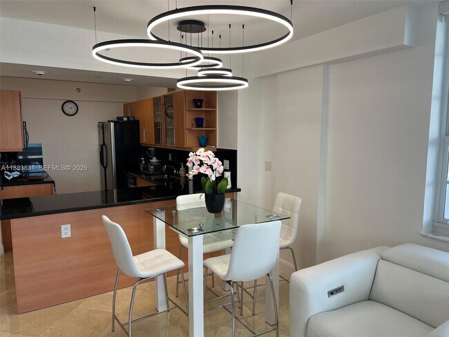 Building Photo - 100 Lincoln Rd