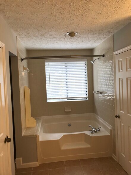 Master Bath w/Soaker Tub - 5416 Park Pl S