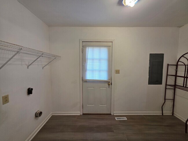 Building Photo - Charming 3-Bedroom Home with Spacious Backyard & Modern Amenities