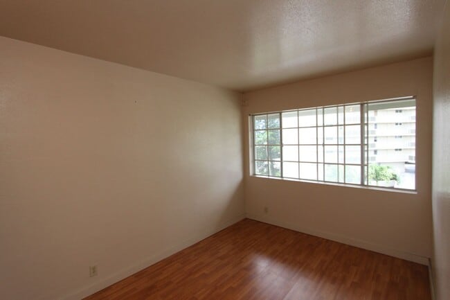 Building Photo - 2 bedroom, 1.5 bath, 1 parking split level...