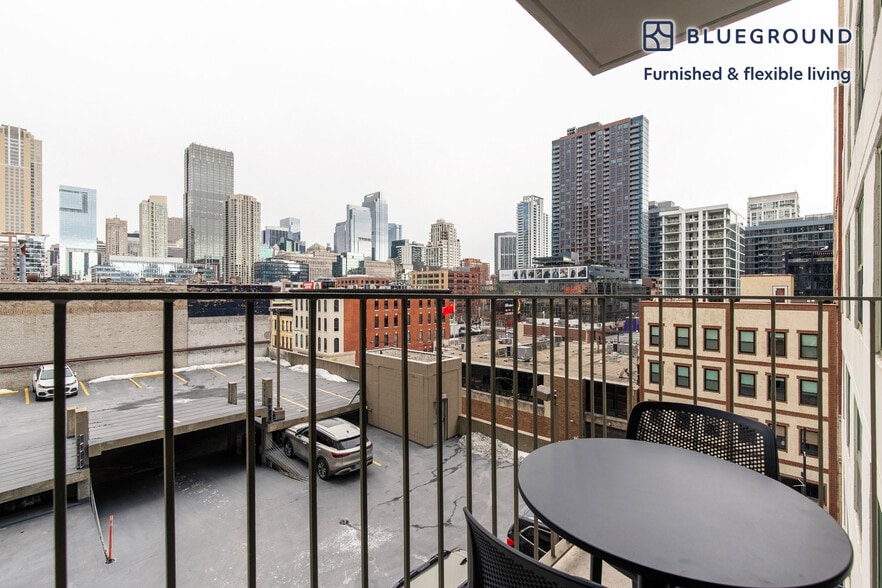 Building Photo - 77 W Huron St