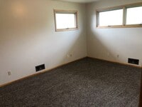 Building Photo - 3 Bed 2 Bath