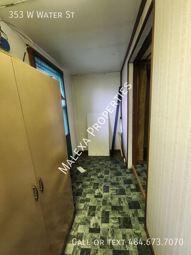 Building Photo - 3 Bedrooms, 1 car garage and finished rec ...