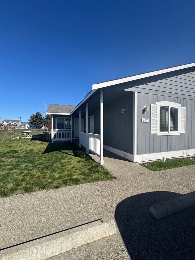 Building Photo - 907 E White Birch Ave