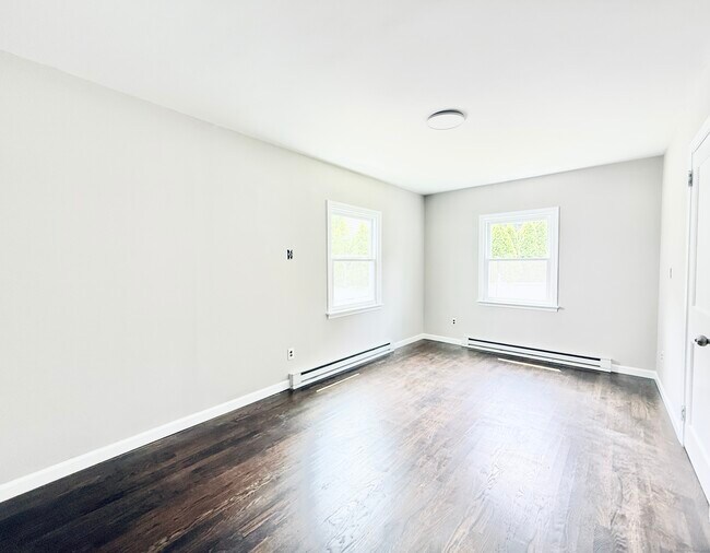 Building Photo - 10 Meadowpark Ave W