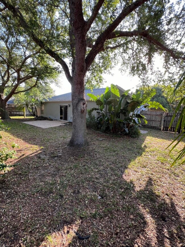 Building Photo - 830 Laurel Dr