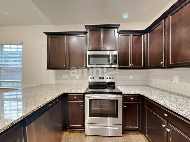 Building Photo - 553 Friar Park Ln