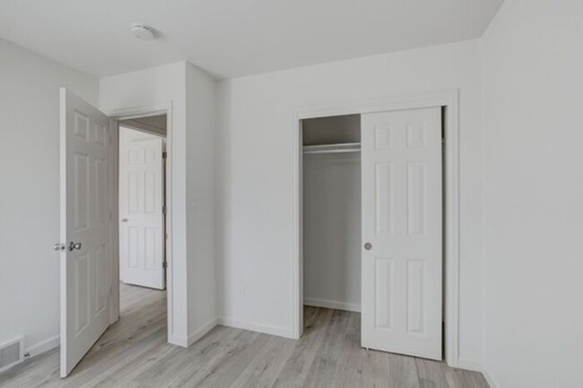 Building Photo - 2 bed 1 bath Fully Renovated Apartment in ...