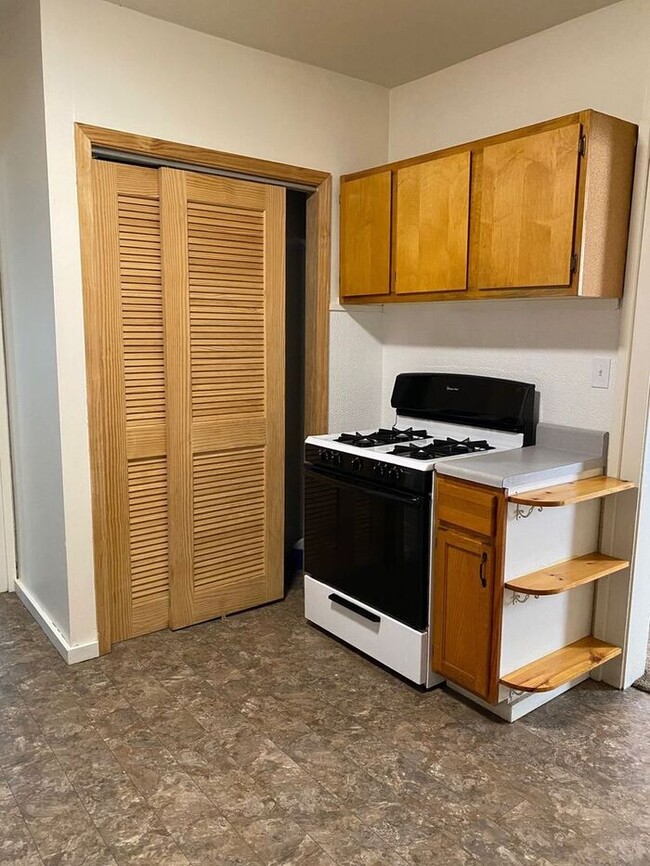 Building Photo - Cute 2 Bedroom with Washer/Dryer Hookup