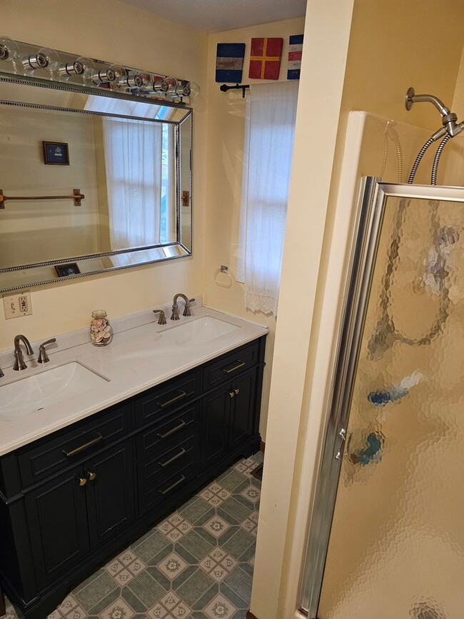 Building Photo - 724 Petite Lake Rd