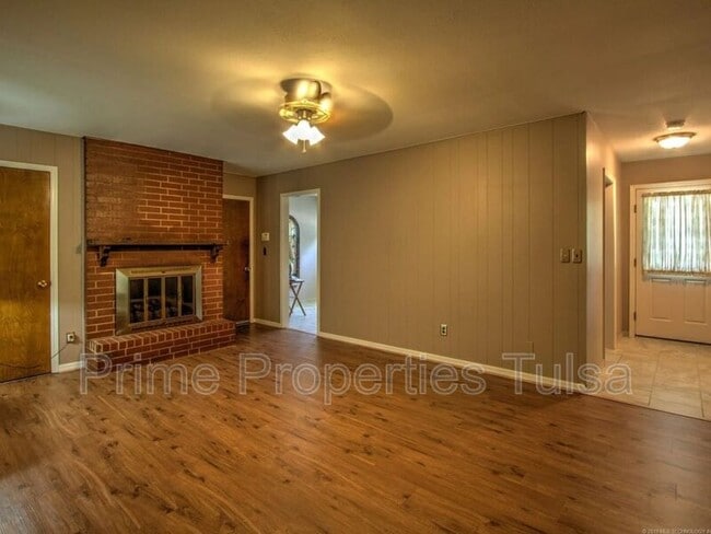 Building Photo - 156 E 57th Pl