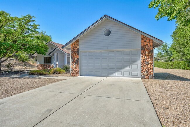 Building Photo - 3 Bedroom, 2 Bath, 2 Car Garage For Rent in Prescott!