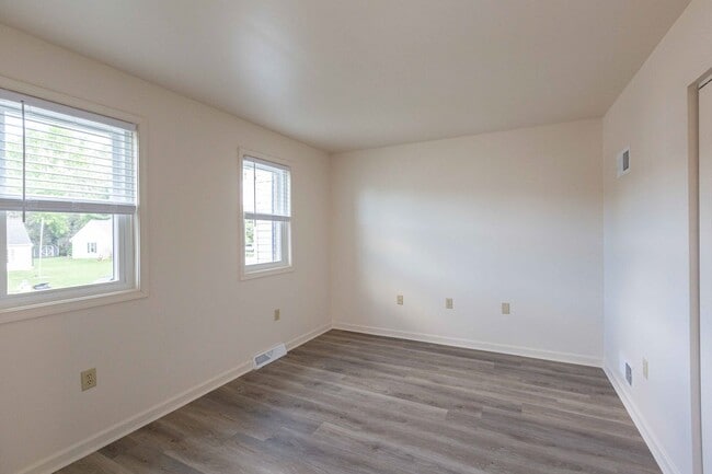 Building Photo - Updated Townhouse with Deck, Basement, New...