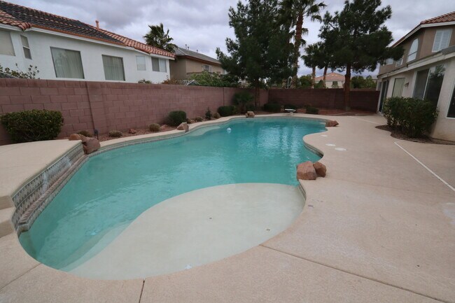 Building Photo - Gorgeous 1 Story Home in Gated Community