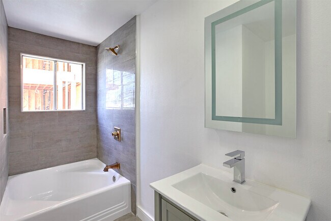 Building Photo - 722 S Manhattan Pl