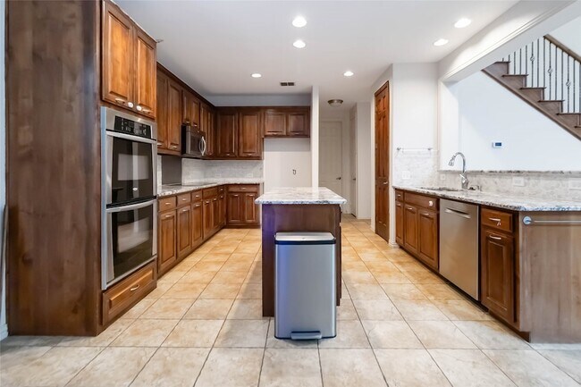 Building Photo - 920 Falcon Dr