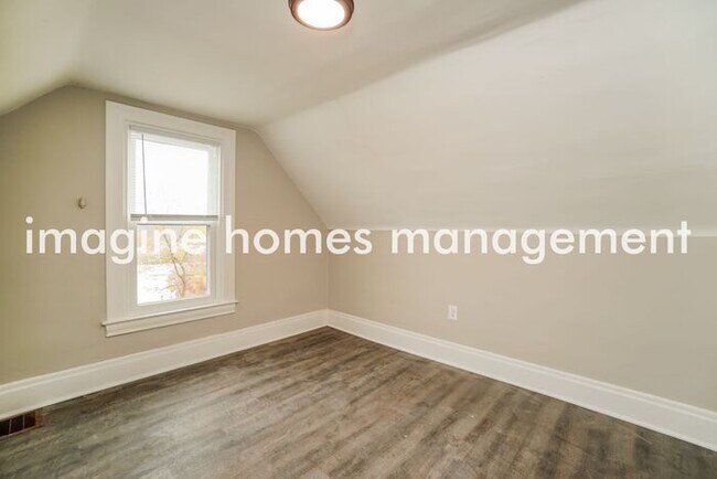 Building Photo - Spacious 3 Bed 2 Bath in McKees Rocks