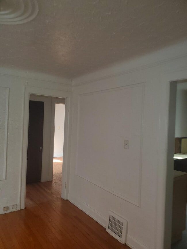 Building Photo - 8544 Cloverlawn Ave