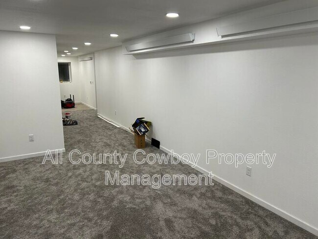 Building Photo - 1710 1/2 Walsh Court