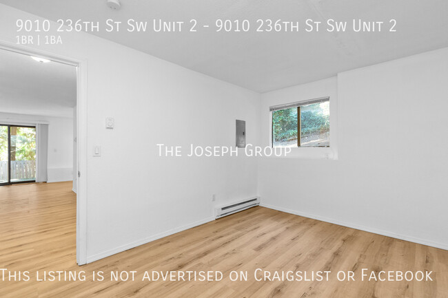 Building Photo - Conveniently Located 1 bed with Hardwood F...