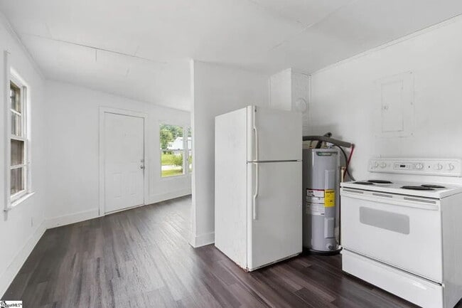 Building Photo - "Charming 2-Bedroom Retreat at 111-A North Bell Street, Clinton - Your Cozy Home Awaits!"