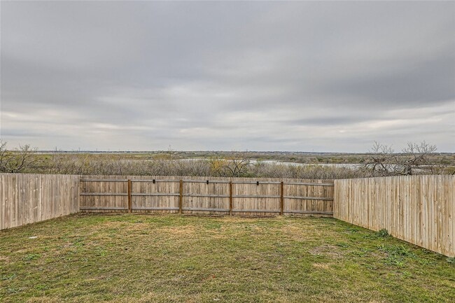 Building Photo - 4 Bedroom 2.5 Bathrooms! Loft and Office! ...