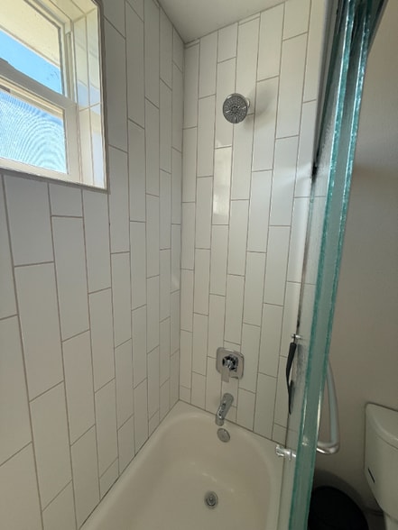 Building Photo - 3013 W Lakeside Dr