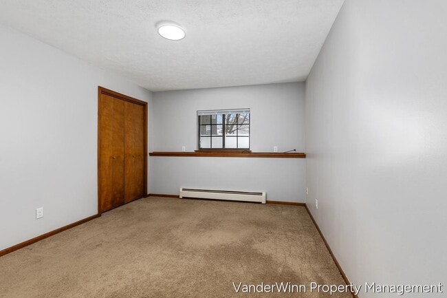 Building Photo - 6556 Bella Vista Dr NE