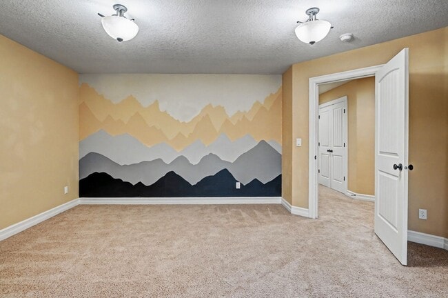 Building Photo - 4 bed, 2.5 bath Two-Story Home in West Salem