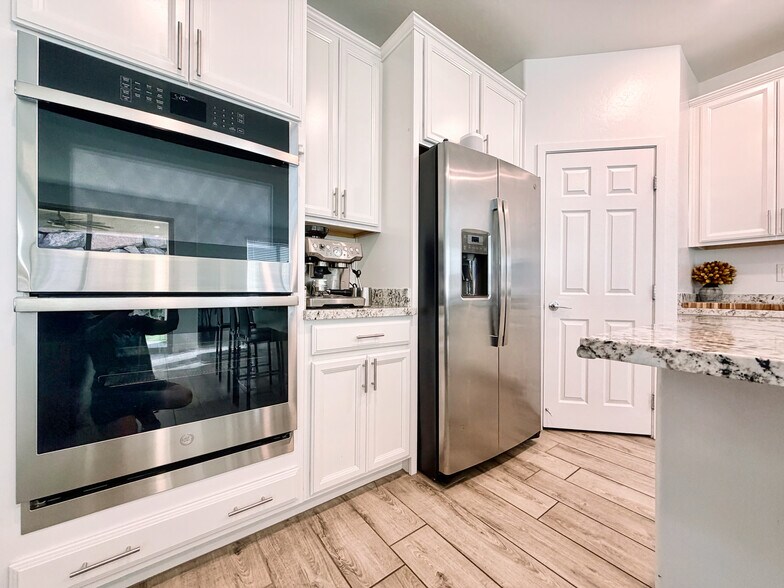 Double ovens and all stainless steel appliances - 12412 Shoreline Echo Ave