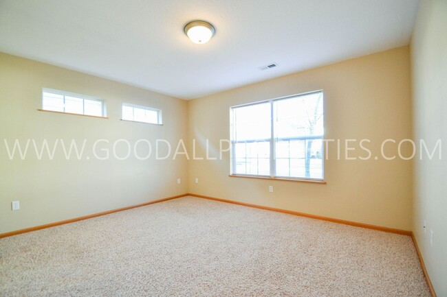 Building Photo - 3 Bedroom, 2.5 Bath Townhome in Urbandale