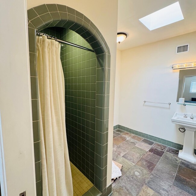 Building Photo - 325 W Santa Barbara