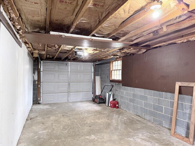 Building Photo - 725 Wildflower Ln