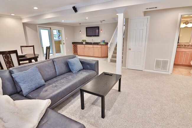 Building Photo - 9633 Cinnamon Creek Dr