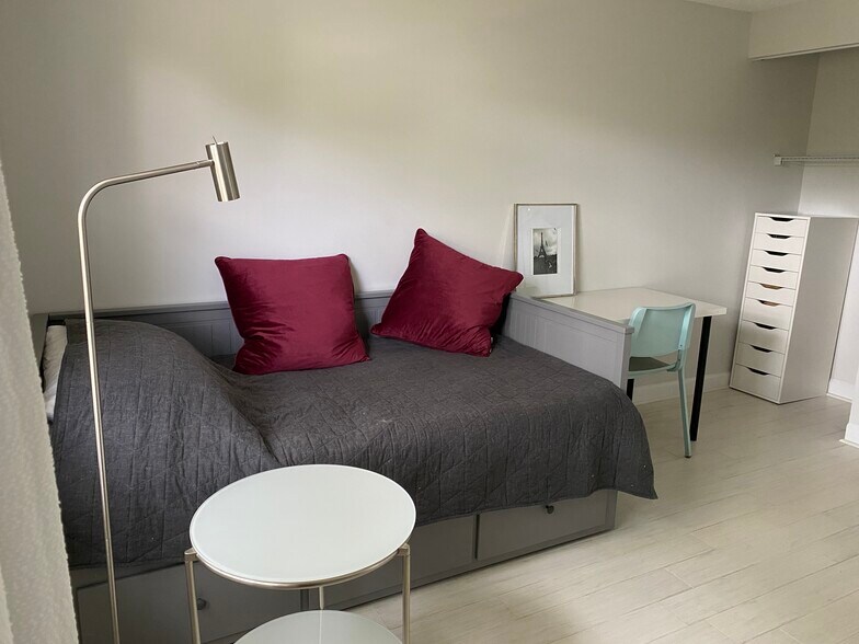 Bed and desk area. - 7922 Fitzroy St