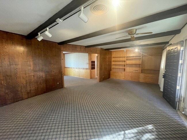 Building Photo - Large 4 Bed 2 Bath on Chapman DR